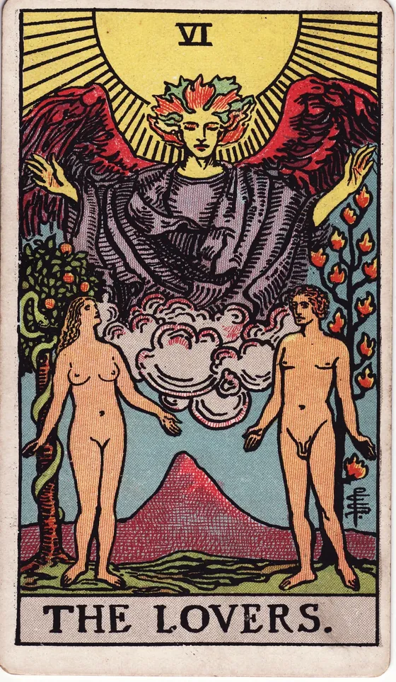 Tarotkarte Die Liebenden: Ein Mann und eine Frau stehen unter einem Engel. Hinter ihr steht der Baum mit der Schlange, hinter ihm ein Baum mit Flammen.