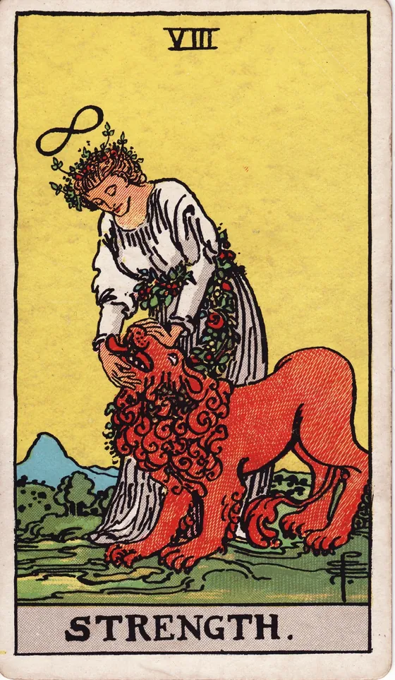 Tarotkarte Die Kraft: Eine Frau in Weiß schließt sanft das Maul eines Löwen. Über ihrem Kopf schwebt das Zeichen der Unendlichkeit, um ihre Hüfte trägt sie einen Gürtel aus Blumen.