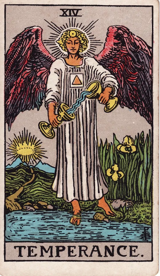 Tarotkarte Die Mäßigkeit: Ein Engel steht mit einem Fuß im Wasser und mit einem an Land. Er gießt Wasser von einem Becher in den anderen. Hinter ihm führt ein Weg zu einem Licht zwischen den Bergen.