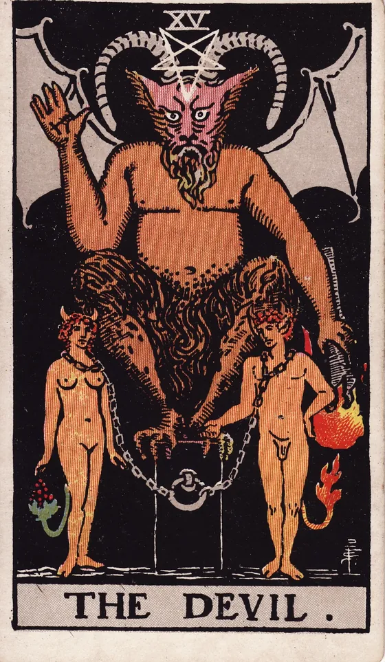 Tarotkarte Der Teufel: Eine gehörnte Gestalt mit Fledermausflügeln hockt auf einem Sockel. Davor stehen ein Mann und eine Frau, beide angekettet. Doch die Ketten liegen locker um ihren Hals.