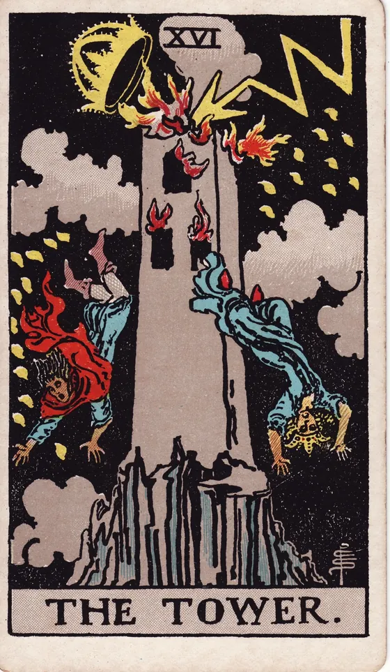 Tarotkarte Der Turm: Ein Blitz trifft einen hohen Turm und schlägt die Krone von der Spitze. Flammen schlagen aus den Fenstern, zwei Menschen stürzen in die Tiefe.