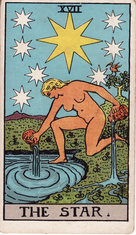 Tarotkarte Der Stern: Eine Frau kniet am Wasser und gießt aus zwei Krügen, aus dem einen in den Teich, aus dem anderen aufs Land. Über ihr leuchten ein großer Stern und sieben kleine.